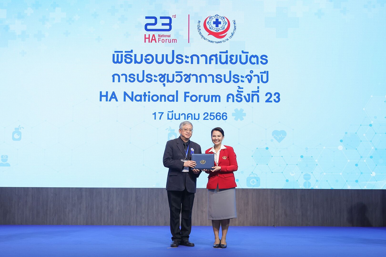 โรงพยาบาลศูนย์การแพทย์มหาวิทยาลัยแม่ฟ้าหลวง ได้รับประกาศนียบัตรสถานพยาบาลผ่านการรับรองกระบวนการคุณภาพ ขั้น 2