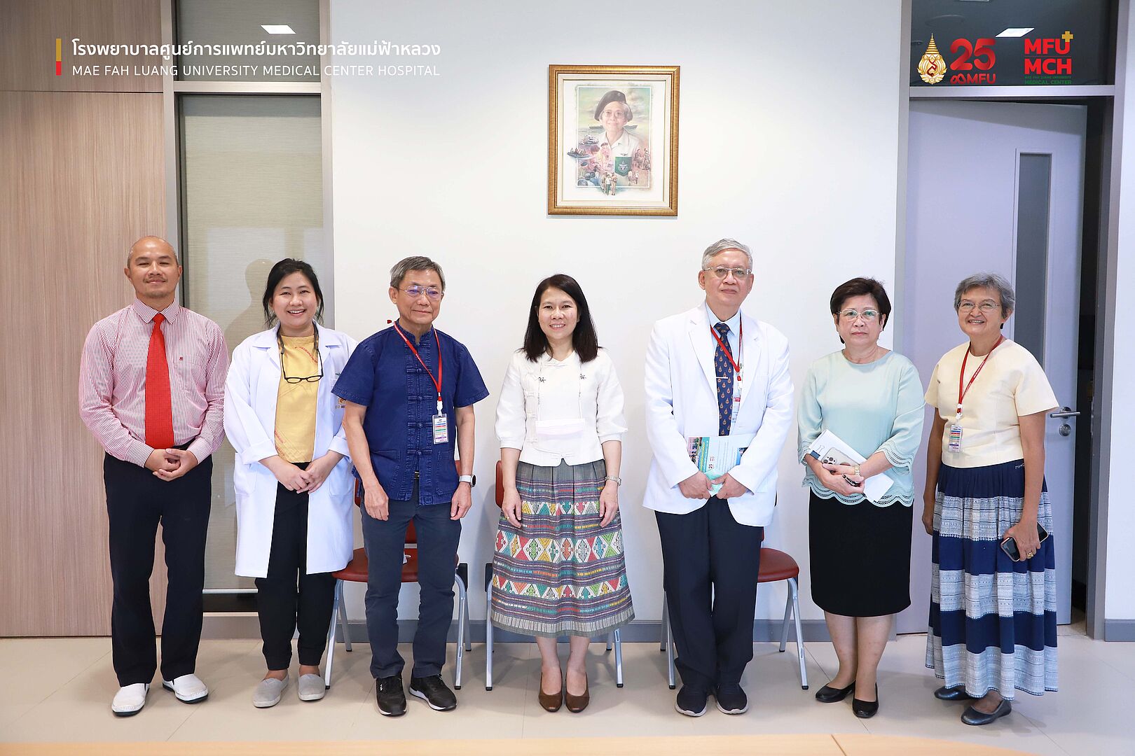 คณะผู้บริหารโรงพยาบาลศูนย์การแพทย์มหาวิทยาลัยแม่ฟ้าหลวงแสดงความยินดีกับอธิการบดีมหาวิทยาลัยแม่ฟ้าหลวง
